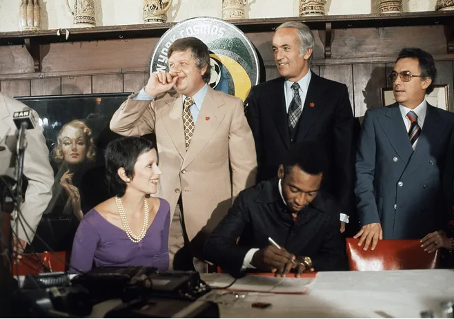 PELE_signs_at_NYC.PNG